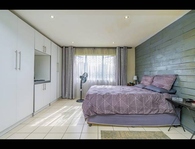 4 BEDROOM HOUSE FOR SALE IN QUEENSBURGH CENTRAL